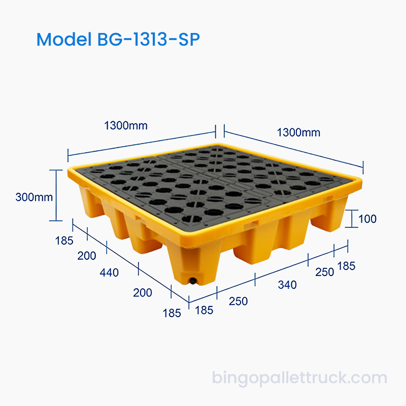 Szczelna paleta rozsypowa o wymiarach 1300 x 1300 mm na 4 beczki